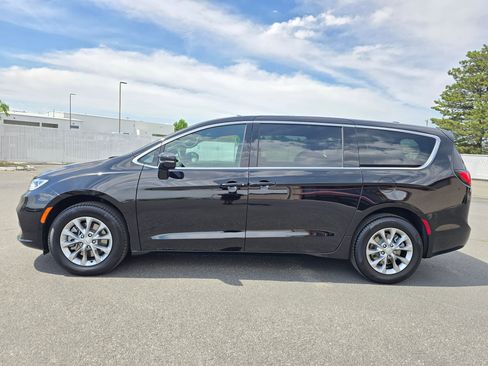 Used 2026 Chrysler Pacifica Select AWD/4WD image 3