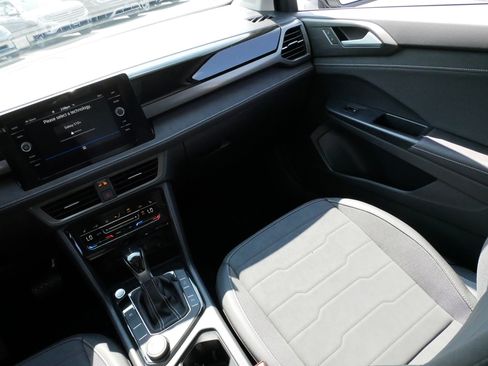 Certified 2025 Volkswagen Taos SE AWD/4WD image 11