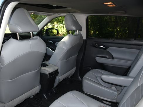 Used 2021 Toyota Highlander XLE AWD/4WD image 16