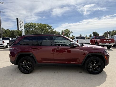 Used 2025 Jeep Grand Cherokee Altitude AWD/4WD image 35