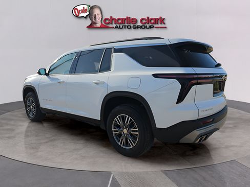 Used 2026 Chevrolet Traverse LT FWD image 3