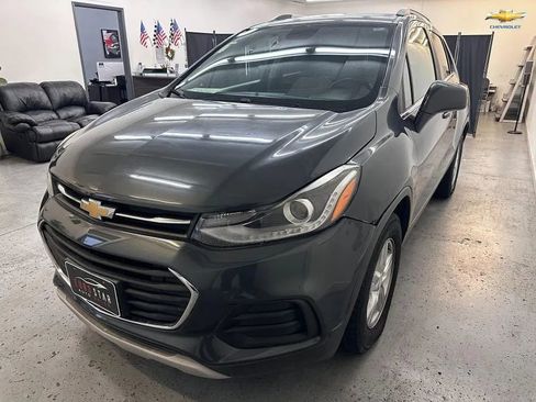 Used 2017 Chevrolet Trax LT w/ Driver Confidence Package FWD image 3