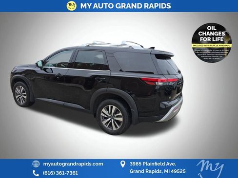 Used 2023 Nissan Pathfinder SL w/ Black Appearance Package AWD/4WD image 5