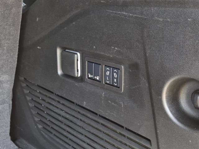Used 2025 GMC Yukon Denali AWD/4WD image 13