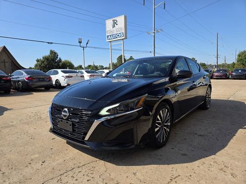 Used 2024 Nissan Altima 2.5 SV FWD image 3