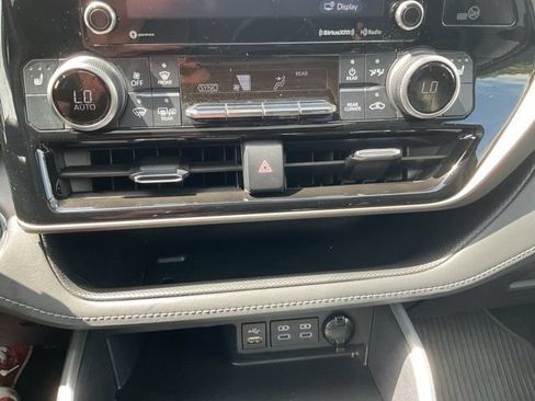 Used 2022 Toyota Highlander XLE AWD/4WD image 32