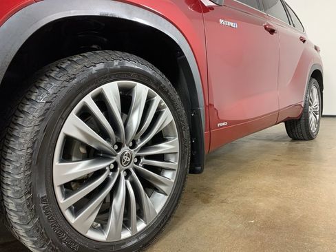 Used 2021 Toyota Highlander Platinum image 2