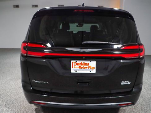 Used 2022 Chrysler Pacifica Touring-L image 8