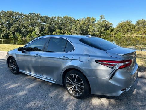 Used 2020 Toyota Camry SE image 3