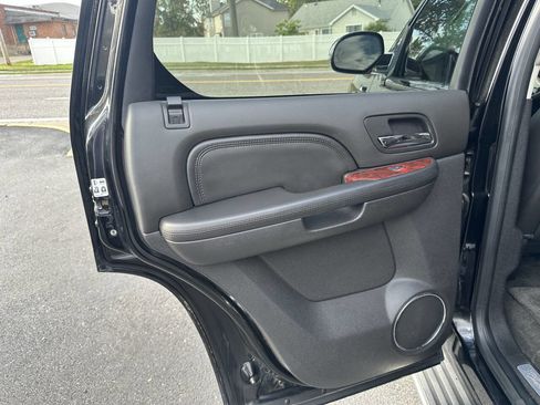 Used 2013 Cadillac Escalade Luxury image 21