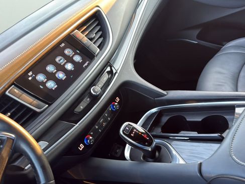 Used 2019 Buick Enclave Essence FWD image 18