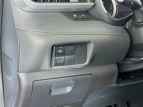 Used 2020 Toyota Highlander XLE FWD image 17