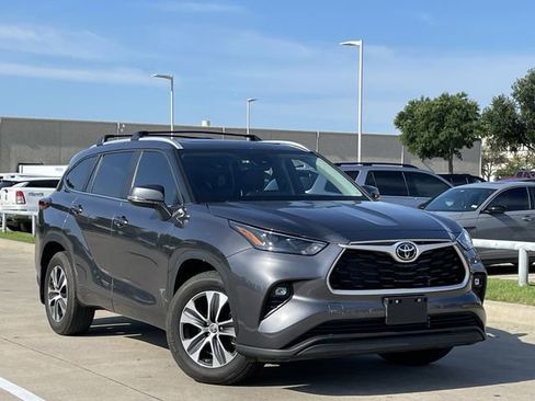 Used 2023 Toyota Highlander XLE FWD image 2