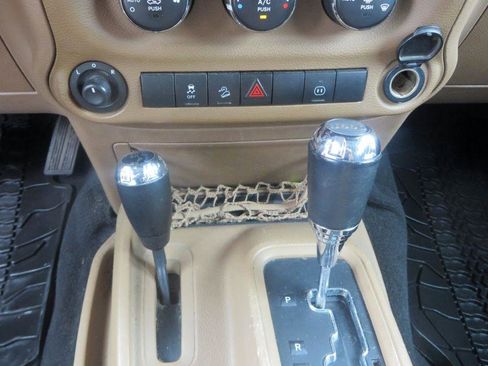 Used 2016 Jeep Wrangler Rubicon w/ Power Convenience Group AWD/4WD image 17