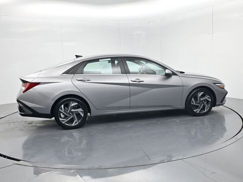 Used 2025 Hyundai Elantra SEL FWD image 8