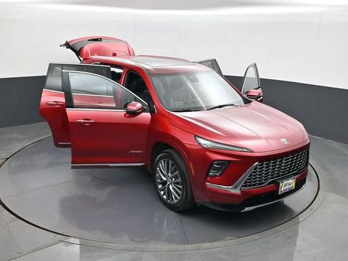 Used 2025 Buick Enclave Avenir image 30