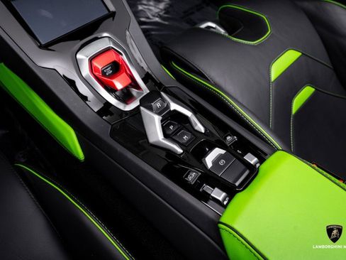 Used 2023 Lamborghini Huracan EVO image 34