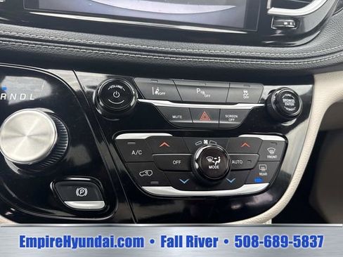 Used 2023 Chrysler Pacifica Limited FWD image 25