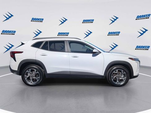 Used 2025 Chevrolet Trax LT w/ LT Convenience Package image 9