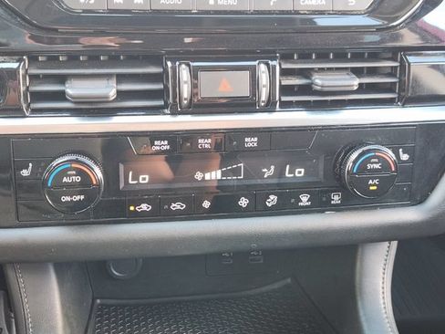 Used 2022 Nissan Pathfinder SV FWD image 17