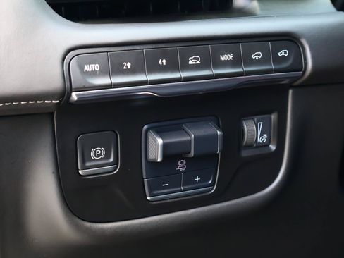 Certified 2024 Cadillac Escalade ESV Premium Luxury Platinum AWD/4WD image 31