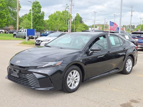 Used 2025 Toyota Camry LE image 7
