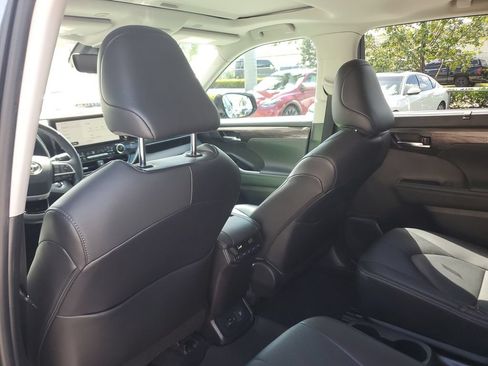 Used 2023 Toyota Highlander Limited FWD image 16