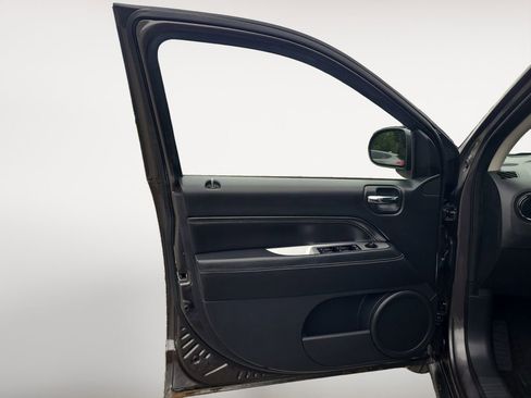 Used 2015 Jeep Compass Latitude FWD image 24