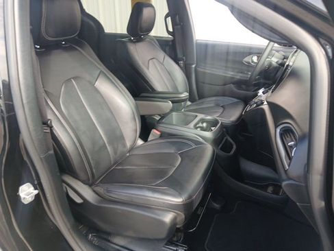 Used 2025 Chrysler Pacifica Select image 28
