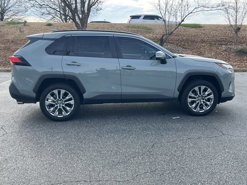 Used 2022 Toyota RAV4 XLE Premium image 4