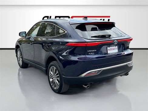 Used 2024 Toyota Venza XLE image 5