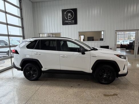 Used 2020 Toyota RAV4 LE image 9