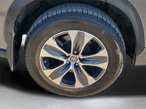 Used 2024 Toyota Highlander XLE image 33