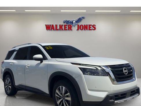 Used 2025 Nissan Pathfinder SL image 13