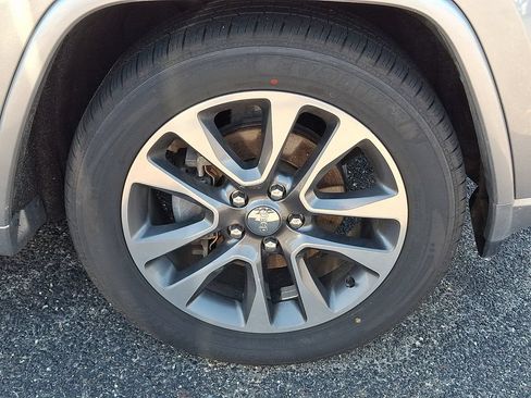 Used 2017 Jeep Grand Cherokee Overland AWD/4WD image 7