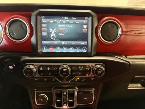 Used 2019 Jeep Wrangler Unlimited Sahara image 17