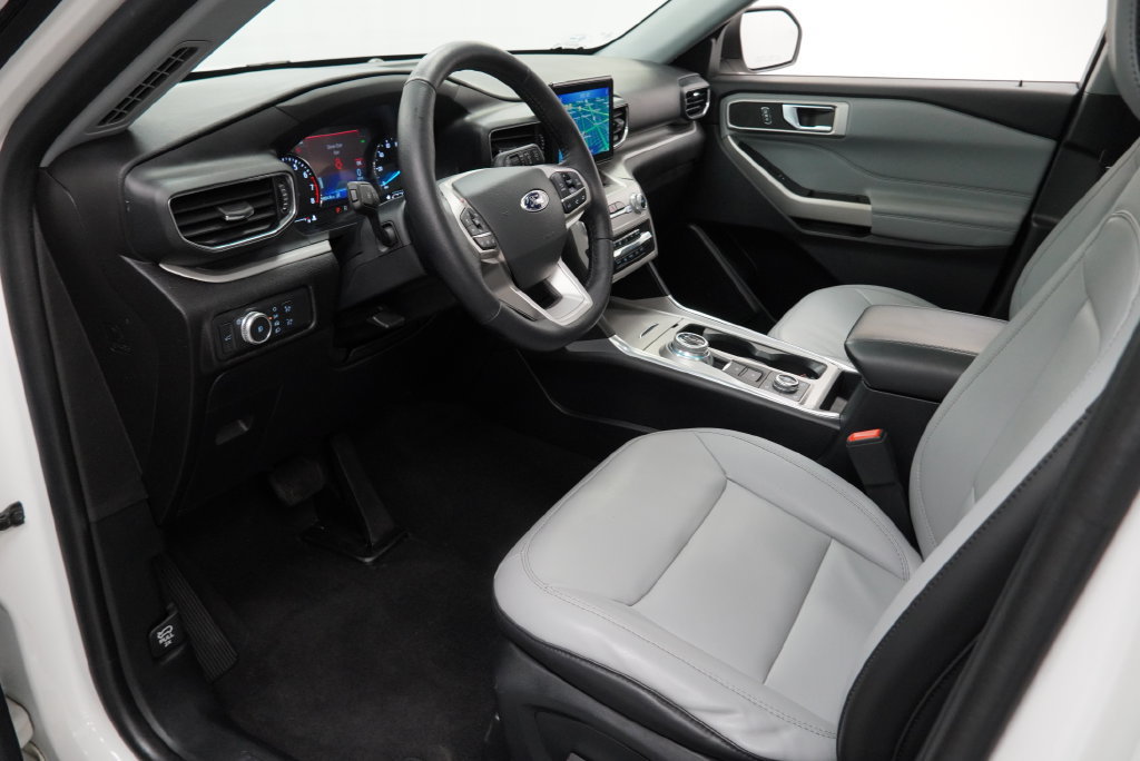 Used 2021 Ford Explorer XLT w/ Equipment Group 202A AWD/4WD image 13