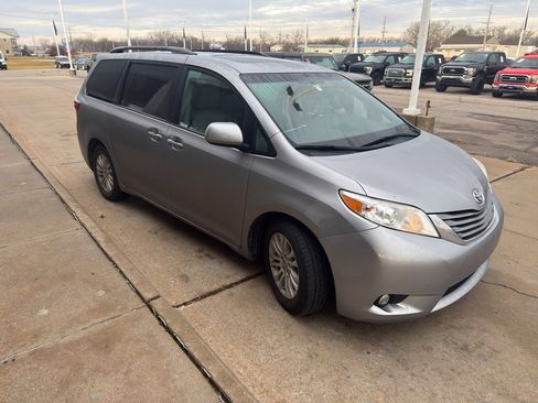 Used 2015 Toyota Sienna XLE image 3