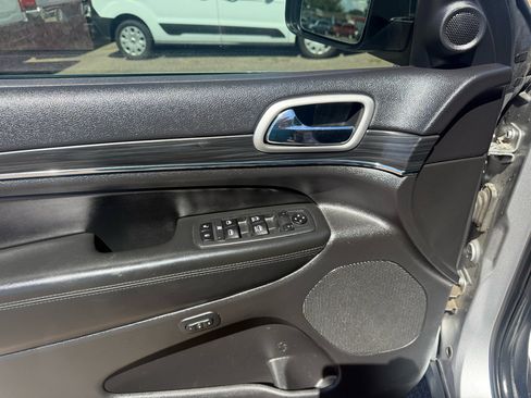 Used 2020 Jeep Grand Cherokee Limited w/ Luxury Group II image 12