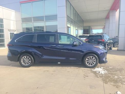 Used 2024 Toyota Sienna XLE image 8