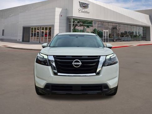 Used 2024 Nissan Pathfinder SV image 2