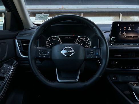 Used 2025 Nissan Rogue SV image 32