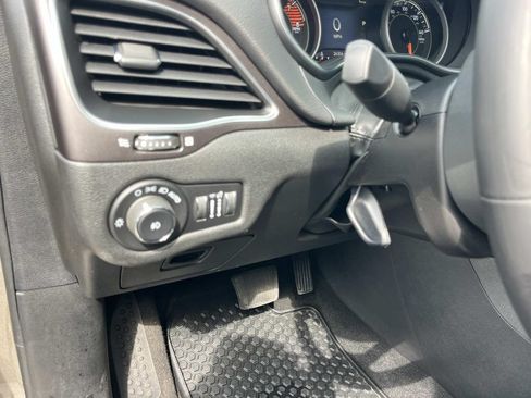 Used 2021 Jeep Cherokee Trailhawk AWD/4WD image 34