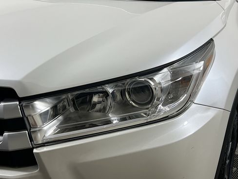 Used 2019 Toyota Highlander XLE FWD image 11