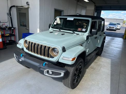 Used 2024 Jeep Wrangler Unlimited Sahara w/ Technology Group AWD/4WD image 2