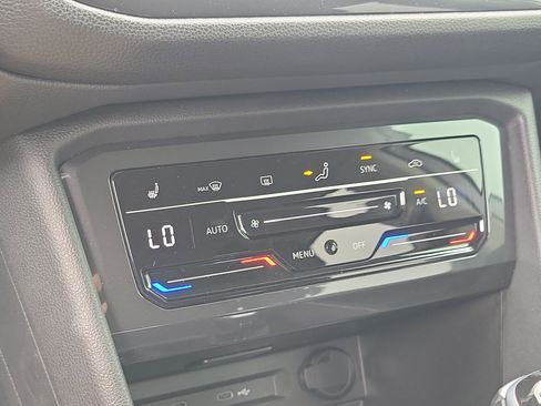 Used 2024 Volkswagen Tiguan SE image 27