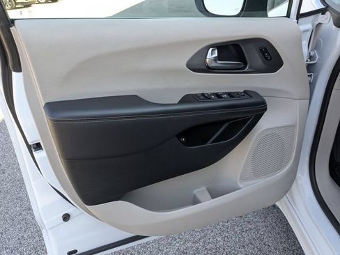 Used 2023 Chrysler Pacifica Touring-L FWD image 25