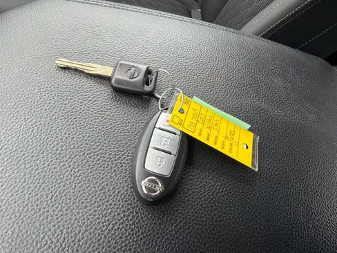 Used 2017 Nissan Titan SV RWD image 23