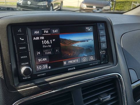 Used 2018 Dodge Grand Caravan SXT w/ Blacktop Package FWD image 18