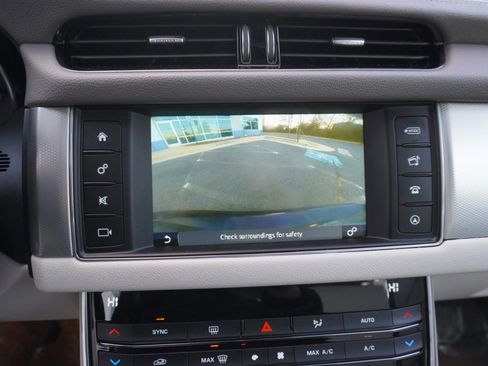 Used 2017 Jaguar XF Premium image 15